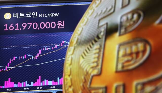 14일 서울 서초구 빗썸라운지 전광판에 비트코인 가격이 표시되고 있다. 뉴스1