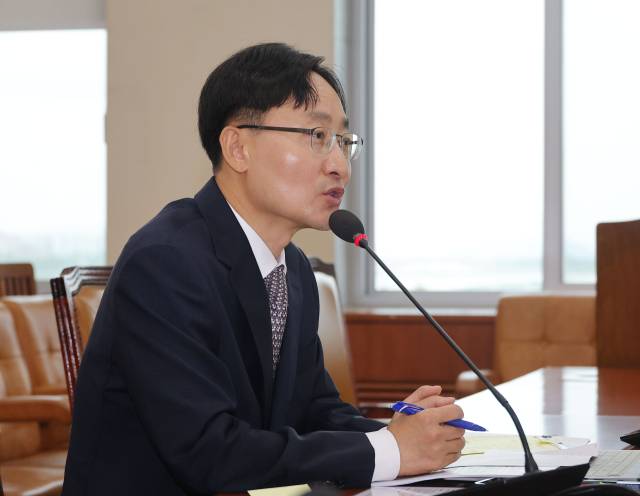 임광현 국세청장 후보자가 15일 서울 여의도 국회 기획재정위원회에서 열린 인사청문회에서 의원 질의에 답변하고 있다. 연합뉴스