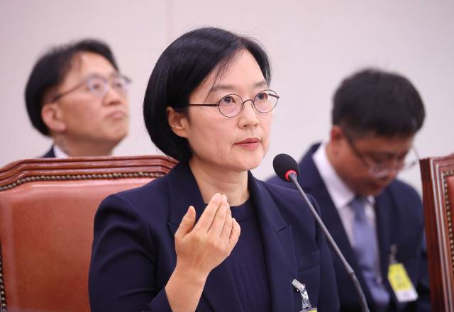 한성숙 중소벤처기업부 장관 후보자가 15일 서울 여의도 국회 산업통상자원중소벤처기업위원회 전체회의에서 열린 인사청문회에서 의원 질의에 답변하고 있다. 연합뉴스