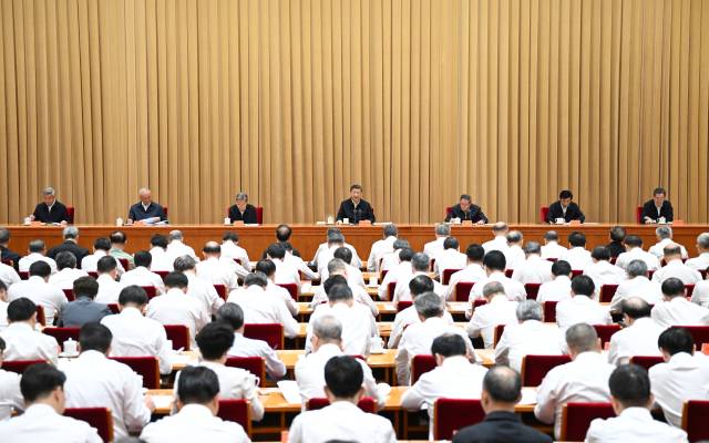 15일 중국 공산당 중앙위원회 총서기 겸 중앙군사위원회 위원장인 시진핑(가운데) 중국 국가주석이 중국 베이징에서 열린 중앙도시공작회의에서 중요 연설을 하고 있다. 이 회의는 14일부터 베이징에서 열렸으며 리시(왼쪽부터) 중국공산당 중앙기율검사위원회 서기, 차이치 중국공산당 중앙서기처 서기, 자오러지 중국 전국인민대표대회(전인대) 상무위원장, 시 주석, 리창 국무원 총리, 왕후닝 중국인민정치협상회의(정협) 주석, 딩쉐샹 국무원 부총리 등 중국공산당 정치국 상무위원 전원이 참석했다. 신화연합