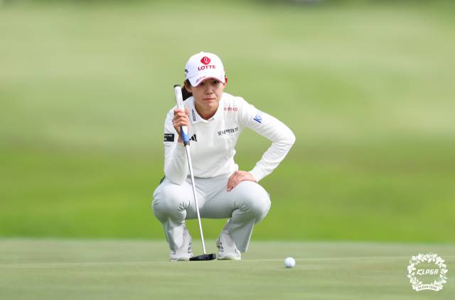 그린을 읽고 있는 황유민. 사진 제공=KLPGA