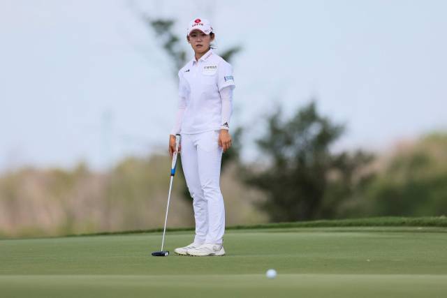 퍼팅을 한 뒤 공을 바라보고 있는 황유민. 사진 제공=AFP연합뉴스