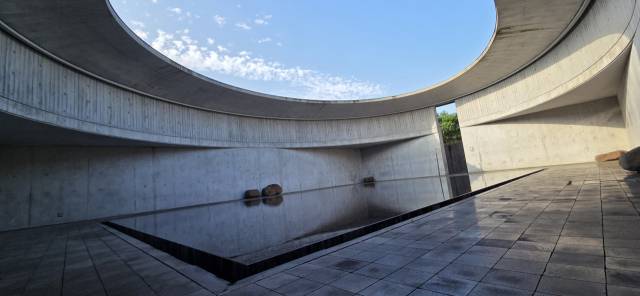 제주 수풍석 뮤지엄 가운데 수(water) 뮤지엄 내부. 세계적인 일본 건축가 안도 다다오는 제주 중산간에 바람과 물, 돌을 소재로 뮤지엄을 설계했다. 사진=임병식