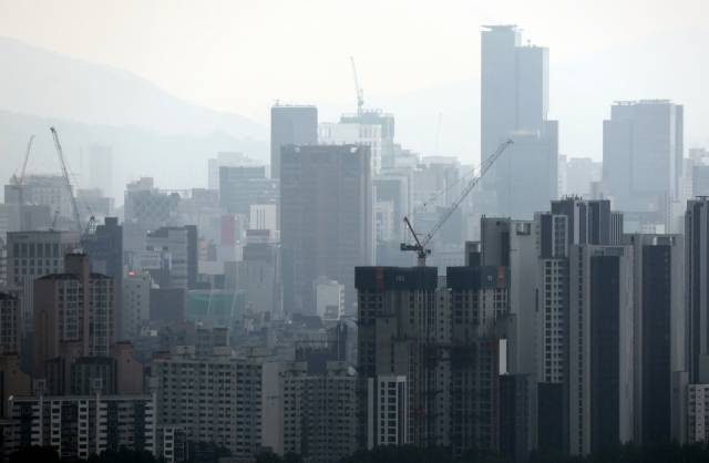 지난달 남산에서 본 서울 시내 전경. 연합뉴스