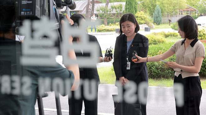 임은정&nbsp;신임 서울동부지검장이 7월4일 서울 송파구 서울동부지방검찰청으로 첫 출근하며 취재진 질문에 답하고 있다. ⓒ연합뉴스