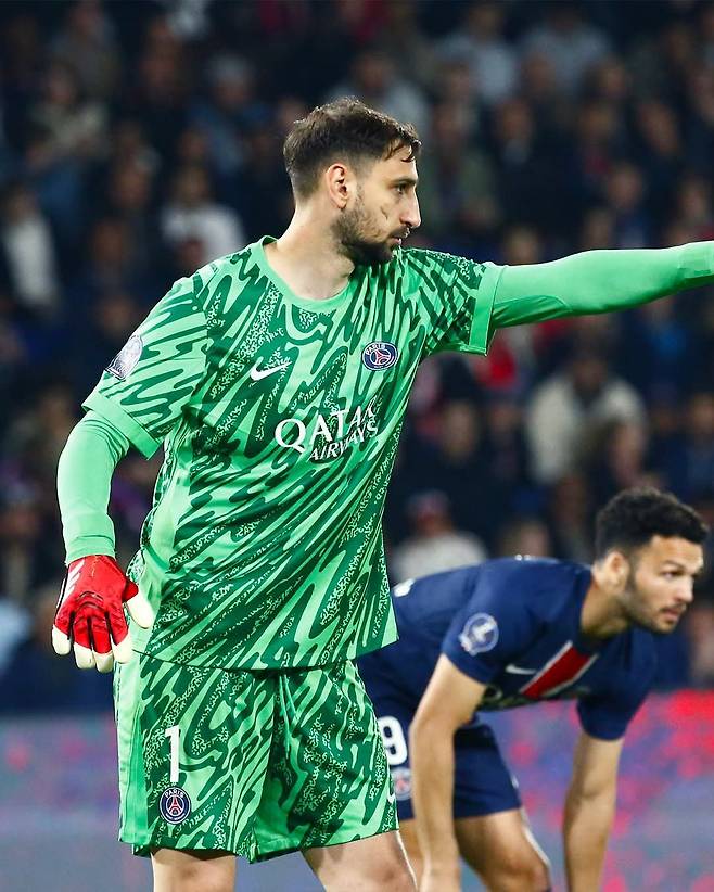 PSG의 이탈리아 골키퍼 돈나룸마(왼쪽)는 FIFA 클럽월드컵 결승전 상대였던 첼시와 연결돼 여름이적시장 행보에 시선이 쏠리고 있다. 사진출처|PSG 페이스북