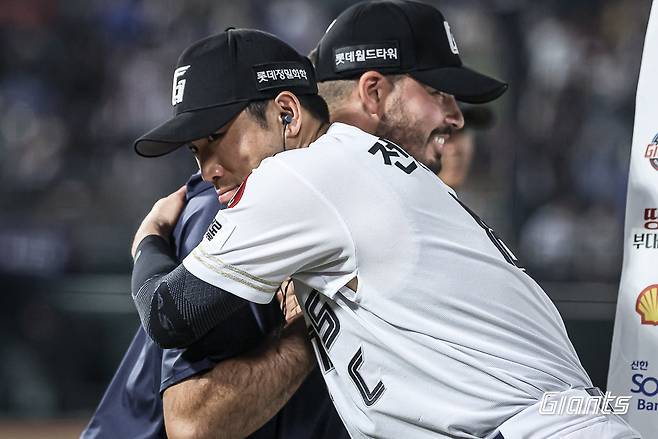 롯데 주장 전준우(오른쪽)가 외국인투수 알렉 감보아를 껴안고 있다. 사진제공|롯데 자이언츠