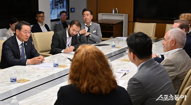 유정복 인천광역시장이 11일(현지시간) 미국 애틀란타 조지아 공과대학교에서 앙헬 카브레라 총장과 산학협력 방안 등을 논의하고 있다. 사진제공｜인천시