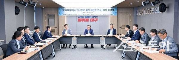 대구시가 로봇 전문기업들과 첨단로 봇 산업 육성을 위한 상생협력 업무협약을 체결했다. 사진제공 ㅣ 대구시