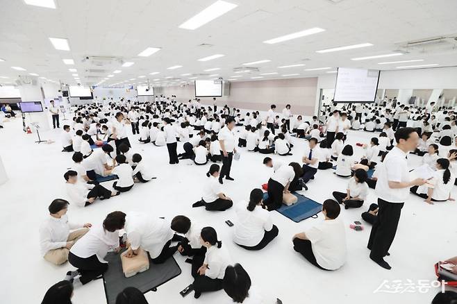 지난 12일 신천지 부산교회에서 심폐소생술 교육을 진행한 가운데 교육생들이 실습을 하고 있다. (사진제공=신천지 부산교회)