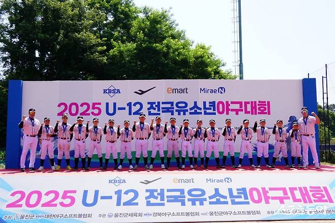 인천창영초등학교(교장 차건호) 야구부가 대한야구소프트볼협회(KBSA) 주최, 울진군체육회 및 울진군야구소프트볼협회 주관으로 열린 ‘2025 U-12 전국 유소년 야구대회’에서 왕피천 리그 3위에 오르며 뛰어난 성과를 거뒀다. 사진제공｜인천창영초등학교