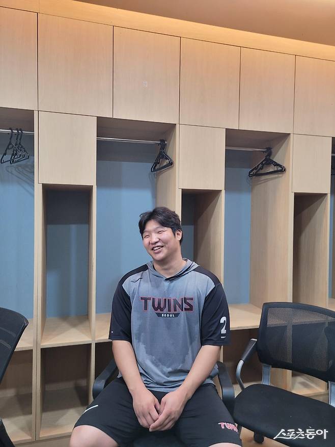 LG 문보경이 15일 잠실구장에서 열린 구단 자율 훈련을 마친 뒤 라커룸에서 취재진과 인터뷰를 하고 있다. 문보경은 “후반기엔 전경기에 출전하는 게 목표”라며 남다른 의지를 밝혔다. 잠실｜장은상 기자 award@donga.com