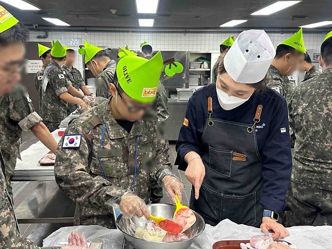 육군 장병들과 함께한 치킨캠프 모습. 사진제공|제너시스BBQ
