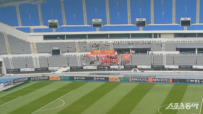 중국과 홍콩의 E-1 챔피언십 남자부 3차전이 열린 15일 용인미르스타디움은 1400여 명의 팬들이 입장했는데 그 중 절대 다수가 홍콩팬들이었다. 중국팬들은 넉넉히 잡아도 100여명에 불과했다. 용인｜남장현 기자 yoshike3@donga.com
