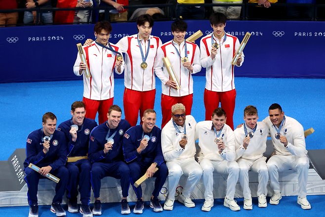 중국 남자 수영 선수들이 지난해 8월 파리올림픽 계영 400m 계주에서 금메달을 따낸 뒤 미국·프랑스  선수들과 함께 사진을 찍고 있다. 게티이미지