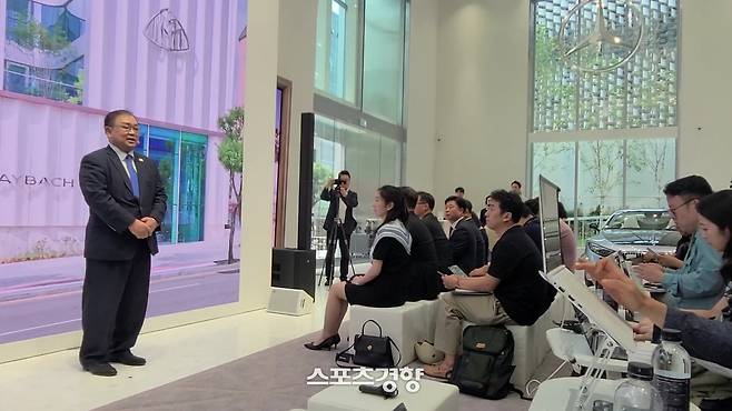 ‘마이바흐 브랜드센터 서울’ 운영사인 HS효성더클래스 노재봉  대표이사가 운영 방안 등을 미디어 간담회에서 말하고 있다. 사진 |  손재철기자