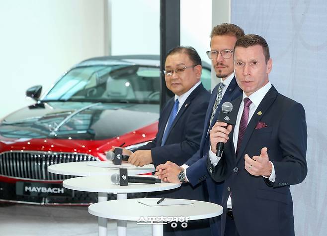 노재봉 HS효성더클래스 대표이사, 마티아스 가이젠 메르세데스-벤츠 그룹 AG 이사회 멤버 겸 마케팅 & 세일즈 총괄, 마티아스 바이틀 메르세데스-벤츠 코리아 대표이사 사장이 마이바흐 브랜드센터 서울 오픈 기자간담회에서 질의응답을 진행하고 있다.