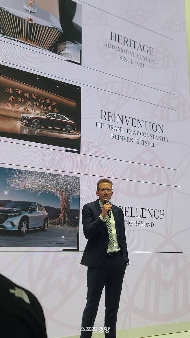 마티아스 가이젠 메르세데스-벤츠 그룹 AG 이사회 멤버 겸 마케팅 & 세일즈 총괄이 마이바흐 브랜드센터 서울’ 간담회에서 발표하고 있다. 사진 |  손재철기자