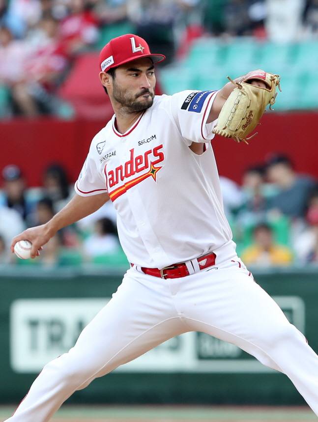 투구를 펼치는 화이트. /사진=SSG 랜더스 제공