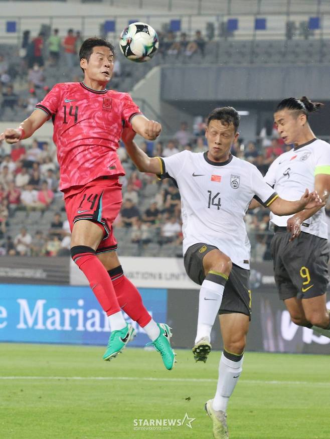 2025 동아시아축구연맹(EAFF) E-1 풋볼 챔피언십(동아시안컵) 한국-중국전이 7일 경기도  용인미르스타디움에서 열렸다.  대한민국  박승욱이 중국 가오 티안위와 공중볼을 다투고 있다. /사진=김진경 대기자