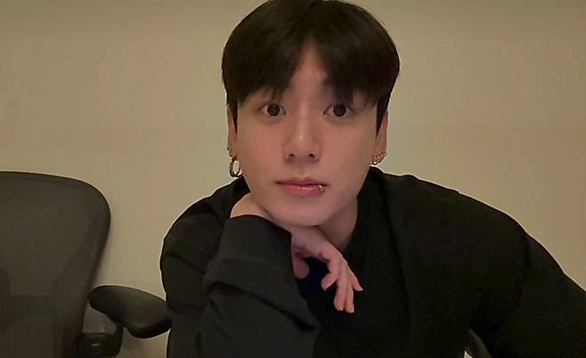 실시간 1090만명이 지켜봤다..방탄소년단 정국 40곡 열창 개인 라이브 방송에 전 세계 '열광'