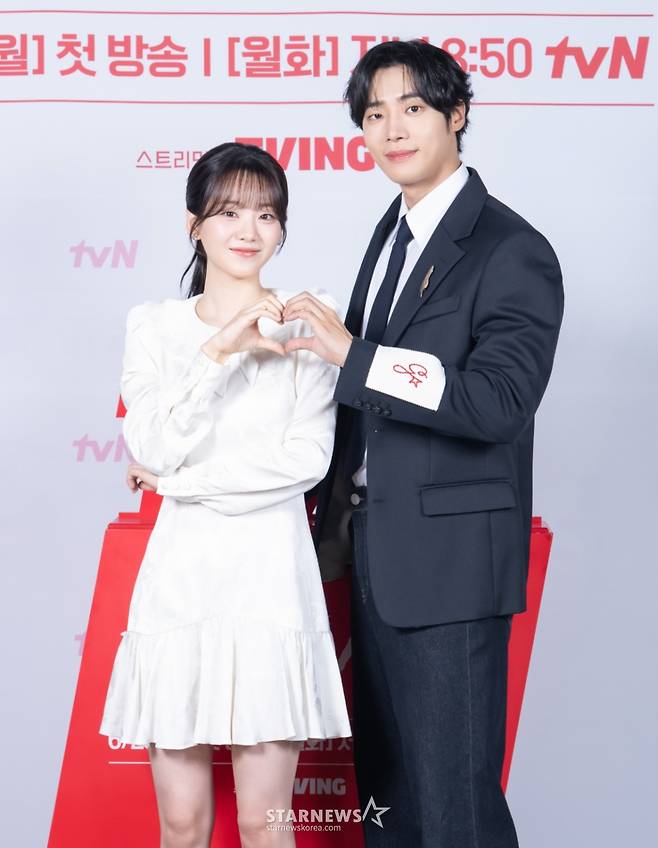 배우 조이현, 추영우가 17일 온라인으로 진행된 tvN 월화드라마 '견우와 선녀' 제작발표회에 참석해 포즈를 취하고 있다.  죽을 운명을 가진 소년과 이를 막으려는 MZ무당 소녀, 열여덟 청춘들의 거침없는 첫사랑 구원 로맨스 '견우와 선녀'는 오는 23일 첫 방송된다. /사진제공=tvN 2025.06.17 /사진=이동훈 photoguy@