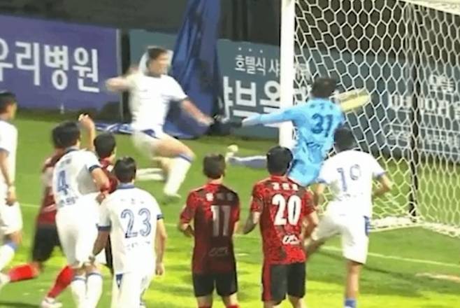 지난달 29일 김포솔터축구장에서 열린 인천 유나이티드와 김포FC 경기, 문지환(왼쪽)과 손정현 골키퍼가 충돌하기 전 장면. 이 장면 이후 문지환의 오른 무릎에 손정현의 체중이 그대로 실린 채 충격이 가해졌다. /사진=쿠팡플레이 중계화면 캡처