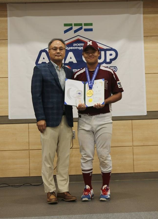 대회 MVP를 받은 매향중 정승훈(오른쪽). /사진=경기도야구소프트볼협회 제공