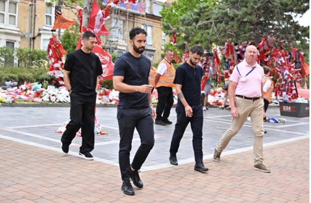 안필드를 찾은 루벤 아모림 감독(가운데)과 맨유 선수들. /사진=리버풀 홈페이지
