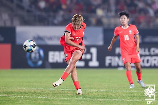 김민지(왼쪽)가 13일 오후 8시 화성종합경기타운에서 열린 2025 동아시아축구연맹(EAFF) E-1 챔피언십(동아시안컵) 2차전에서 왼발 슈팅을 날리고 있다. /사진=대한축구협회(KFA) 제공