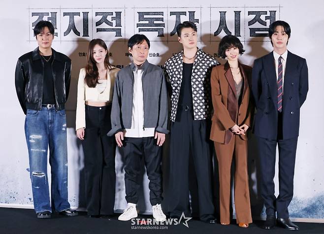 배우 이민호, 채수빈, 김병우 감독, 배우 신승호, 나나, 안효섭이 15일 오후 서울 메가박스 코엑스에서 진행된 영화 '전지적 독자 시점'(감독 김병우) 언론시사회 및 기자간담회에 참석해 포즈를 취하고 있다.  10년 이상 연재된 소설이 완결된 날 소설 속 세계가 현실이 된 세상에서 유일한 독자였던 ‘김독자’가 소설의 주인공 ‘유중혁’과 동료들과 함께 멸망한 세계에서 살아남기 위한 펼치는 이야기를 그린 판타지 액션 영화 '전지적 독자 시점’은 오는 23일 개봉한다. /2025.07.15 /사진=이동훈 photoguy@