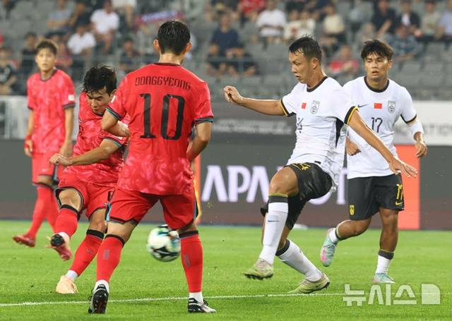동아시안컵 1차전 한국(빨간색 유니폼)-중국 경기. /사진=뉴시스 제공