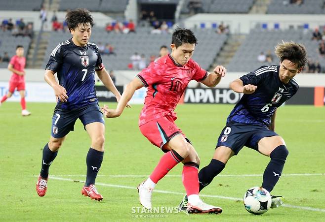 대한민국 이동경이 15일 용인미르종합운동장에서 열린 2025 동아시아축구연맹(EAFF) E-1 챔피언십(동아시안컵) 일본과의 최종전 전반 돌파를  시도하고 있다. 2025.07.15. /사진=강영조 선임기자