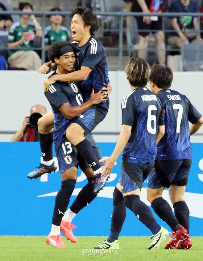 일본 저메인이 15일 용인미르종합운동장에서 열린 2025 동아시아축구연맹(EAFF) E-1 챔피언십(동아시안컵) 일본과의 최종전 전반 초반 선제골을 성공시킨 후 환호하고 있다. /사진=강영조 선임기자