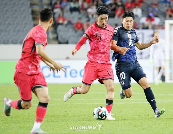 대한민국 서민수가 15일 용인미르종합운동장에서 열린 2025 동아시아축구연맹(EAFF) E-1 챔피언십(동아시안컵) 일본과의 최종전 후반 호소야와 치열한 볼다툼을 벌이고 있다. 2025.07.15. /사진=강영조 선임기자