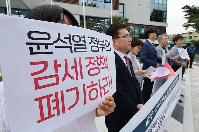 부자 감세 원상복구와 조세정의, 재정민주주의를 요구하는 교수와 연구자들이 지난 6월 24일 정부서울청사 창성동 별관 앞에서 부자 감세 원상복구와 조세정의, 재정민주주의 촉구 공동성명 발표 기자회견을 하고 있다. [사진 | 뉴시스]