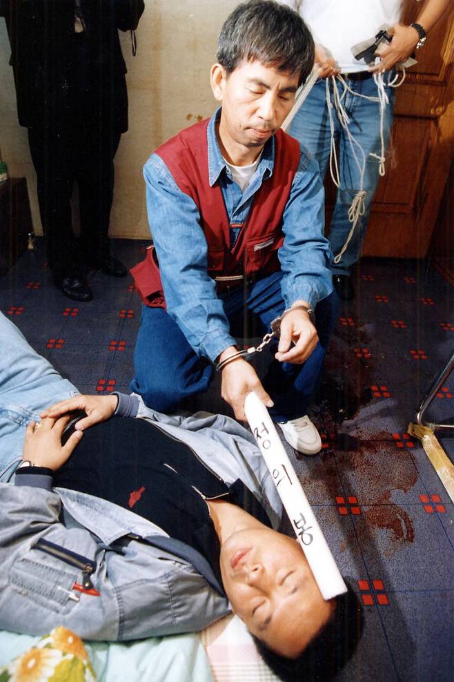 고(故) 박기서 씨는 1996년 10월 23일 백범 김구를 암살한 안두희를 ‘정의봉’이라 적힌 나무 몽둥이로 살해했다. 당시 현장 검증을 하는 모습. 동아DB