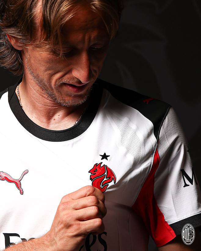 밀란이 14일(한국시간) 공식 홈페이지를 통해 모드리치가 구단과 계약해 입단했다고 공식 발표했다. 그는 내년까지 1년 계약을 맺으며 1년 연장 옵션이 포함돼 있다.&nbsp;  모드리치는 지난 7월 레알 마드리드(스페인)가 PSG(프랑스)와 2025 국제축구연맹(FIFA) 클럽월드컵 4강전에서 패해 탈락하면서 공식적으로 레알 선수로의 일정을 마무리했다.&nbsp;AC밀란