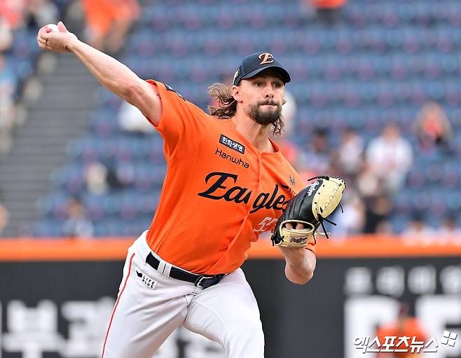 한화 이글스 선발투수 라이언 와이스가 올해 정규시즌 경기에 선발 등판해 투구하고 있다. 엑스포츠뉴스 DB