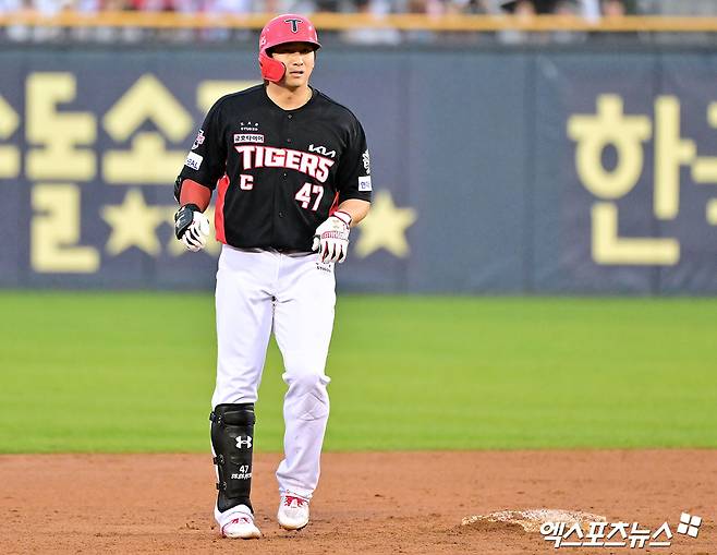 19일 오후 서울 송파구 잠실야구장에서 열린 '2025 신한 SOL Bank KBO리그' KIA 타이거즈와 두산 베어스의 경기, 9회초 1사 1루 KIA 나성범이 2루타를 날린 후 타임을 요청하고 있다. 엑스포츠뉴스 DB