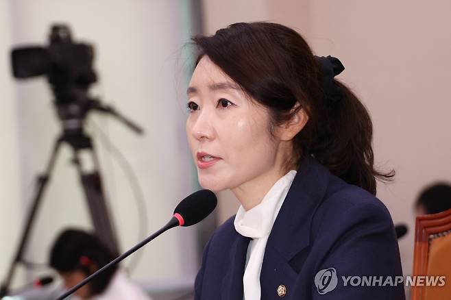 답변하는 강선우 여가부 장관 후보자 (서울=연합뉴스) 김주성 기자 = 강선우 여성가족부 장관 후보자가 14일 서울 여의도 국회 여성가족위원회에서 열린 인사청문회에서 질문에 답하고 있다. 2025.7.14 utzza@yna.co.kr