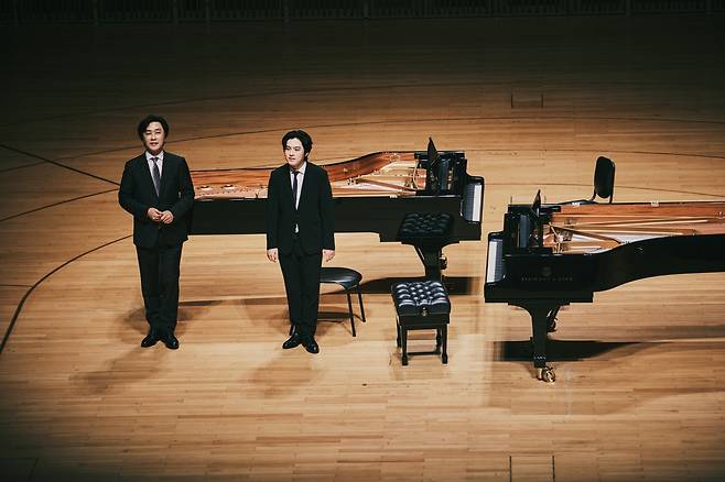 현대카드 컬처프로젝트 30 손민수 & 임윤찬 공연 14일 서울 롯데콘서트홀에서 열린 '현대카드 컬처프로젝트 30 손민수 & 임윤찬' 공연에서 피아니스트 손민수(왼쪽)와 임윤찬이 관객들에게 인사하고 있다. 2025.07.14. [현대카드·목프로덕션 제공. 재판매 및 DB금지]