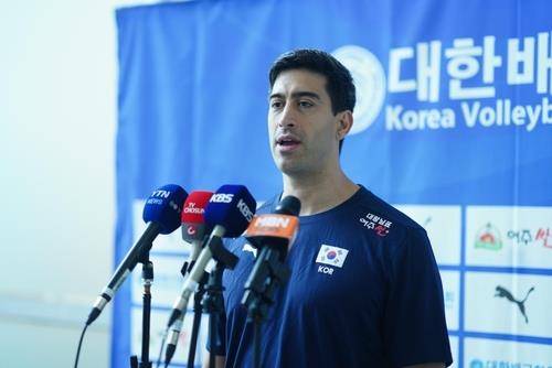 인터뷰하는 라미레스 남자배구 대표팀 감독 [연합뉴스 자료 사진]