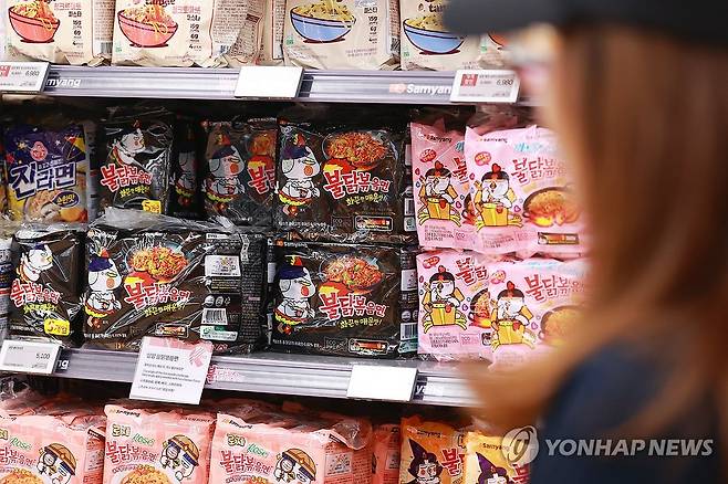 시총 10조원 클럽 진입한 삼양식품 (서울=연합뉴스) 진연수 기자 = 삼양식품이 시가총액 10조원의 벽을 처음으로 넘었다. 29일 한국거래소에 따르면 삼양식품 시가총액은 지난 27일 종가 기준 10조490억원으로 10조원을 돌파했다. 삼양식품의 주가 강세는 실적 성장세 덕분이다. 삼양식품의 영업이익률은 20% 수준으로 5% 안팎인 다른 식품기업보다 몇 배 높다. 
    사진은 이날 서울의 한 대형마트에 진열된 불닭볶음면. 2025.6.29 jin90@yna.co.kr