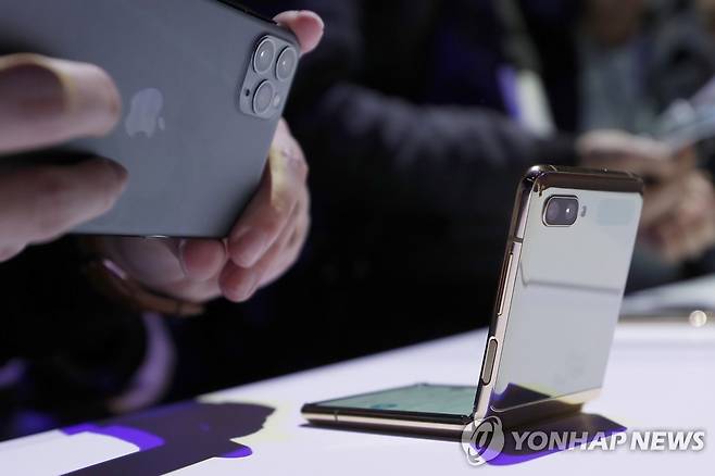 아이폰으로 삼성전자의 폴더블폰을 촬영하는 관람객 [EPA 연합뉴스 자료사진. 재판매 및 DB 금지]