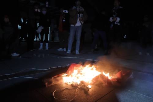 집회 현장서 현수막 태우는 유튜버 [독자 제공. 재판매 및 DB 금지]