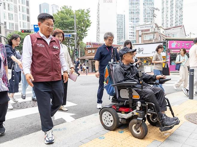주민과 함께 무장애길을 걷고 있는 박강수 구청장(왼쪽) [마포구 제공. 재판매 및 DB 금지]