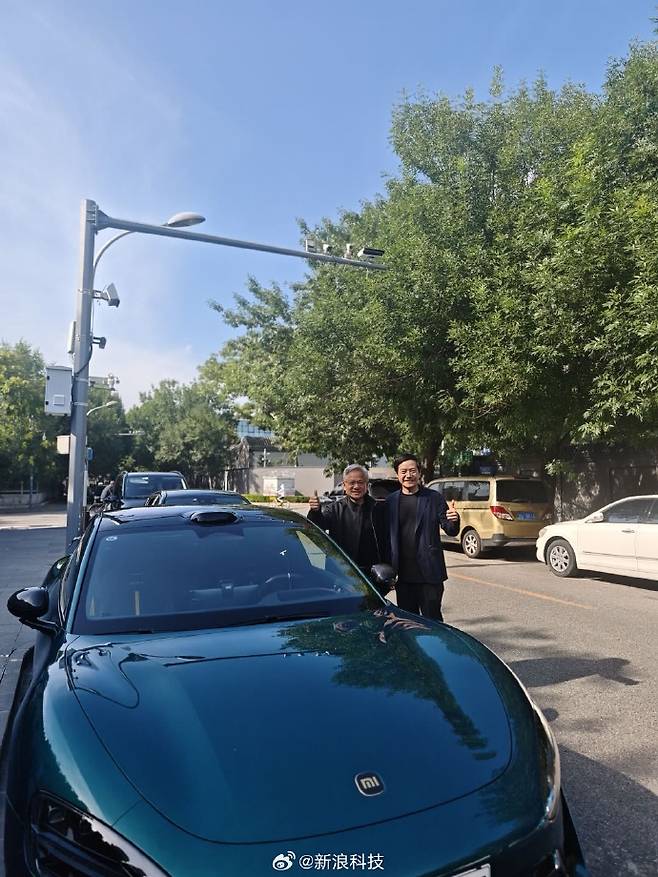 샤오미 자동차 앞에서 포즈 취한 엔비디아-샤오미 CEO [웨이보 캡처. 재판매 및 DB 금지]
