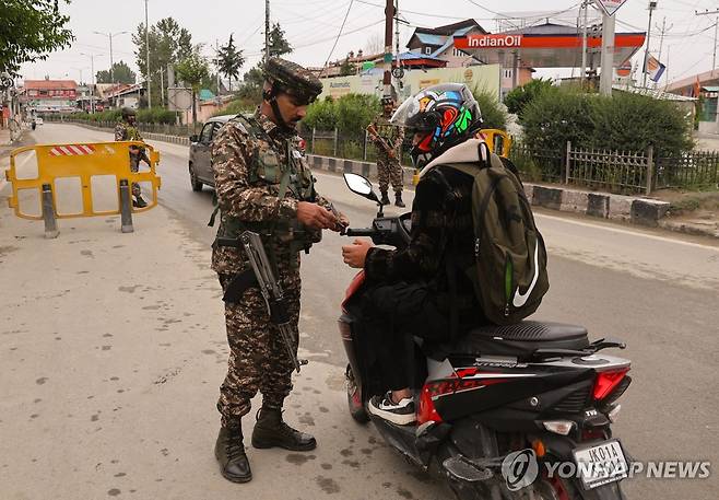 지난 5월 10일 인도령 카슈미르서 검문하는 인도 군인 [EPA 연합뉴스 자료사진. 재판매 및 DB 금지]