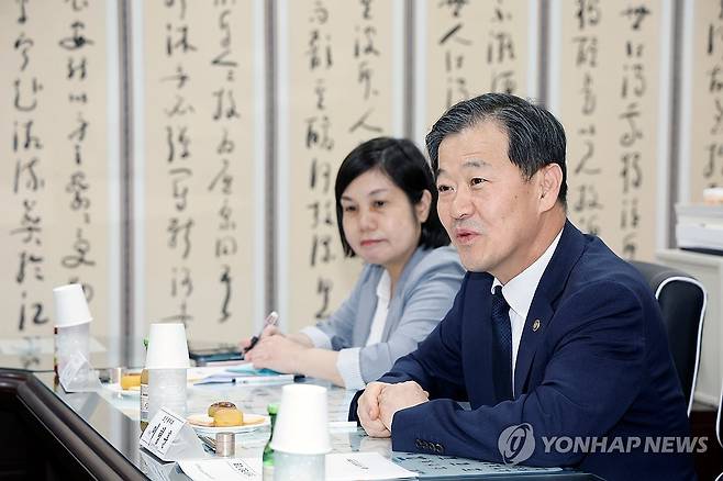 이형훈 제2차관(오른쪽) [보건복지부 제공. 재판매 및 DB 금지]